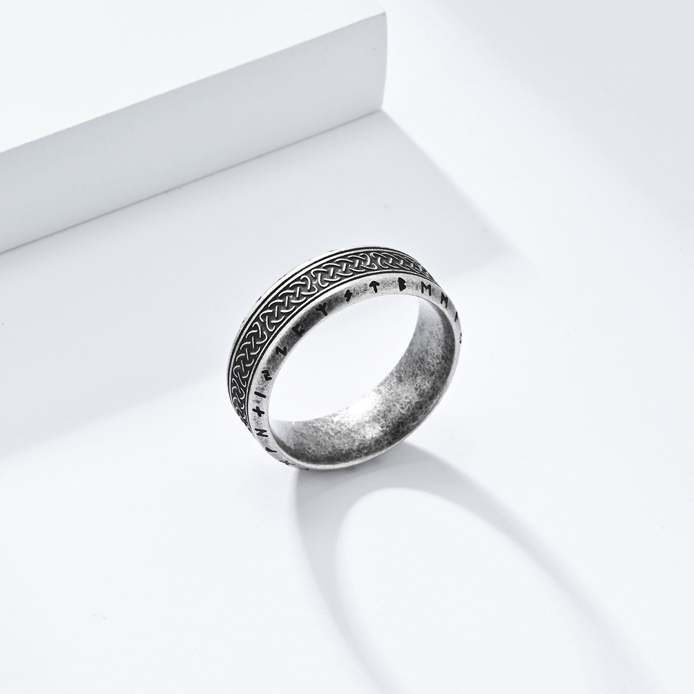 Bague Viking en Acier Titane avec Gravures de Runes Nordiques – Image 2
